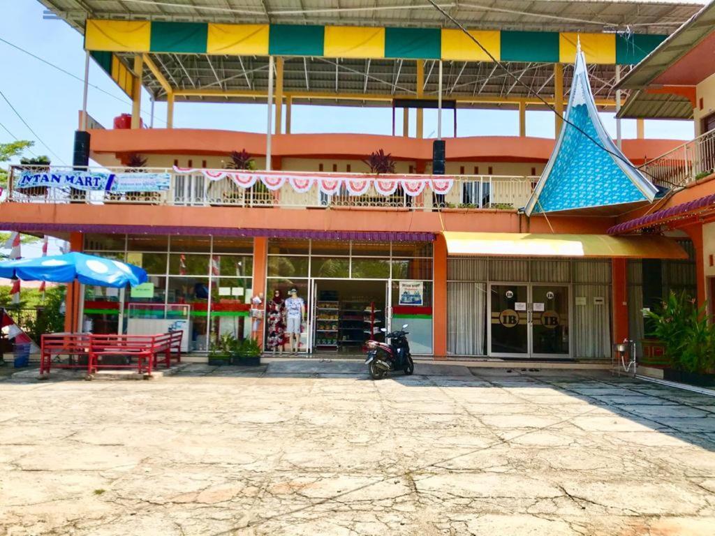 ホテル Penginapan Intan Bandara パダン エクステリア 写真